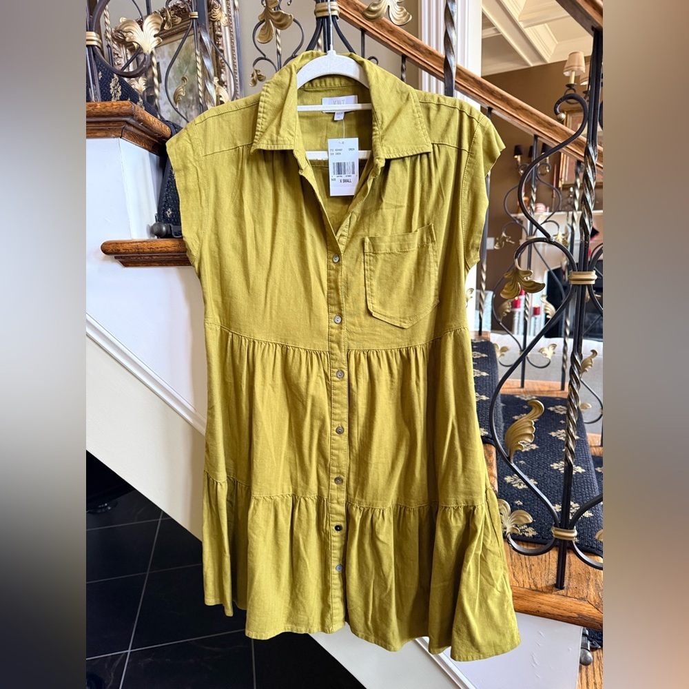 KUT from Kloth NWT XS Rayon/ linen/cotton. Pockets.Button front short sleeves.